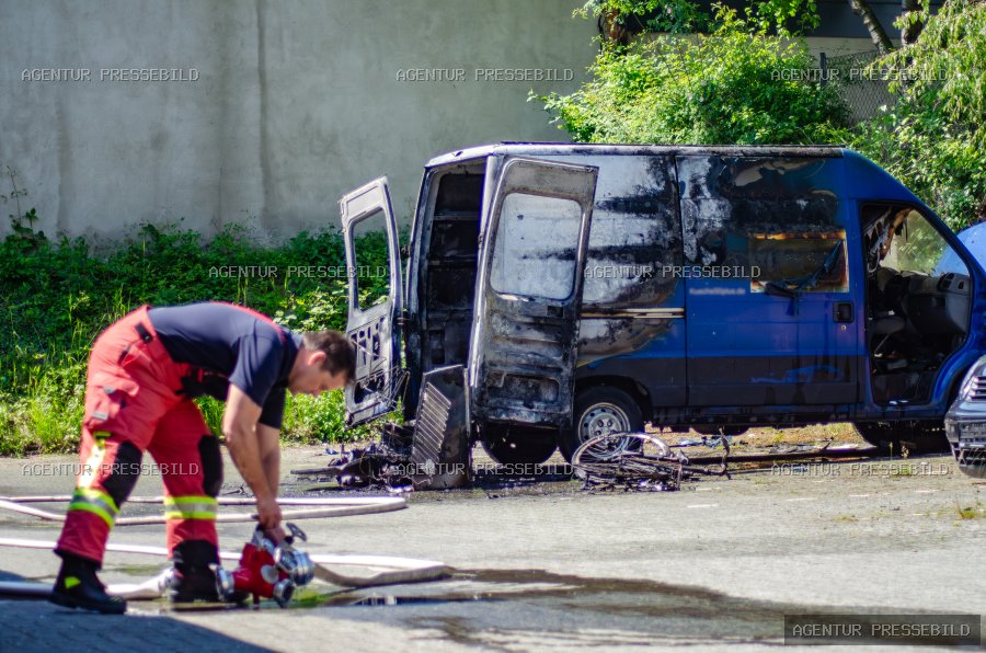 Transporter brennt auf Hinterhof – Rauchwolke über der Steuerwalder Straße
