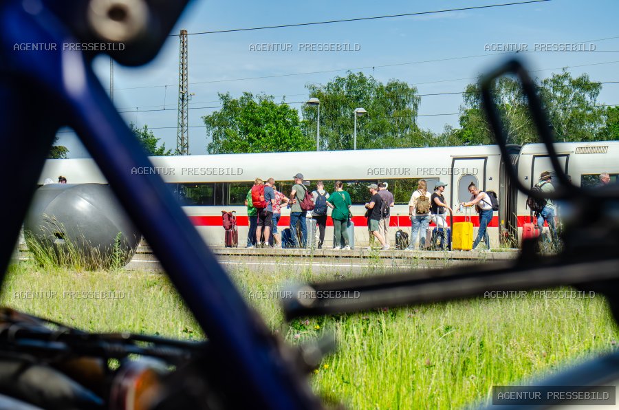 Rauchentwicklung in ICE: Großeinsatz am Bahnhof Elze – 250 Reisende müssen Zug verlassen