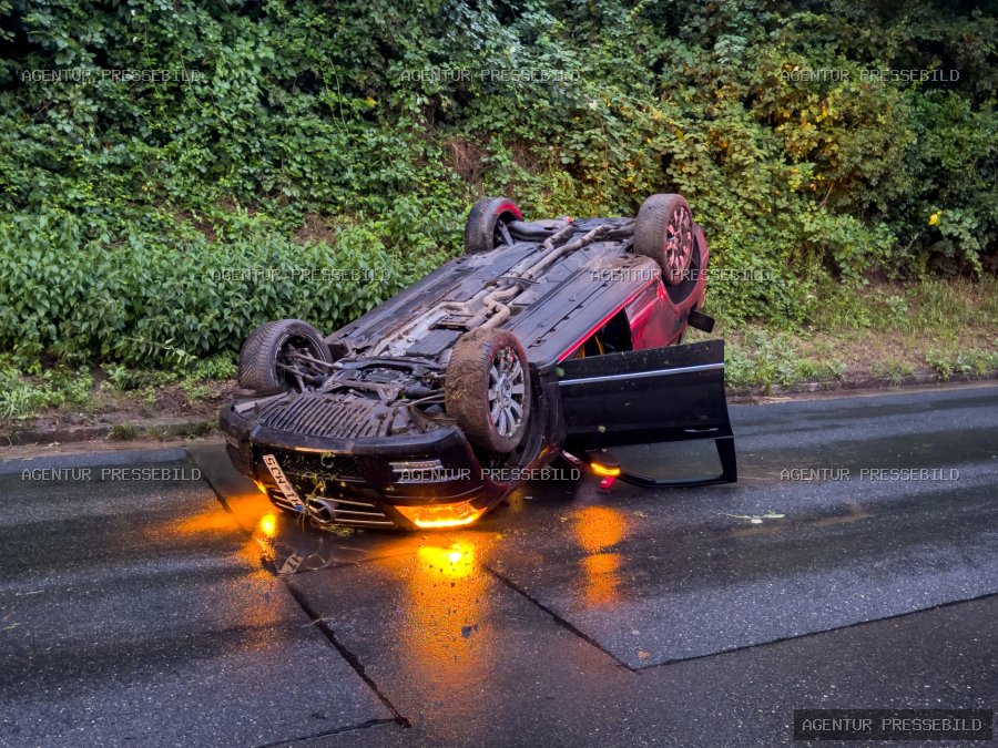 18-Jähriger überschlägt sich mit Auto – 15-Jährige leicht verletzt