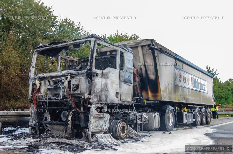 LKW-Brand auf der A7: Autobahn zeitweise voll gesperrt