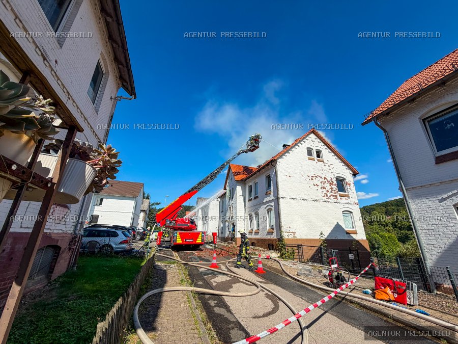 Rund 100 Einsatzkräfte bei Dachstuhlbrand in Bad Salzdetfurth