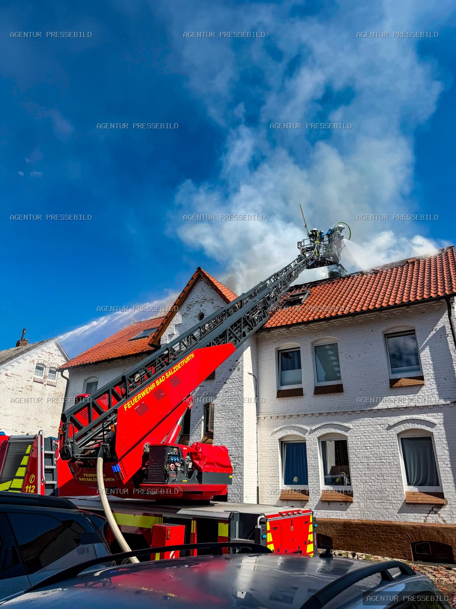 Rund 100 Einsatzkräfte bei Dachstuhlbrand in Bad Salzdetfurth