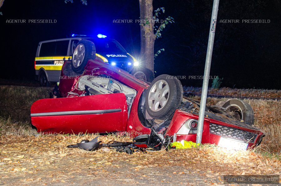 Tödlicher Verkehrsunfall auf der B243: 33 Jährige stirbt nach Baumkollision